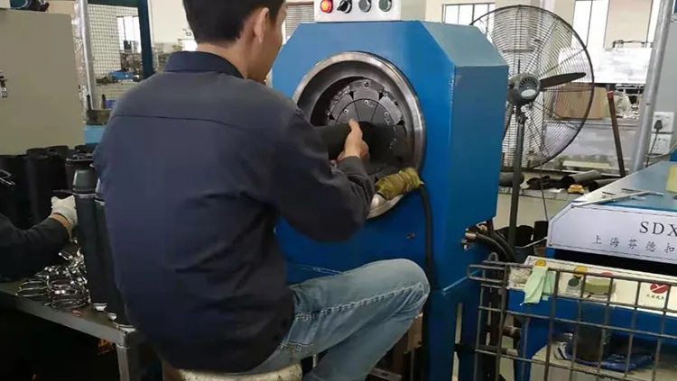 Prensa de crimpado para fuelles neumáticos tipo manga